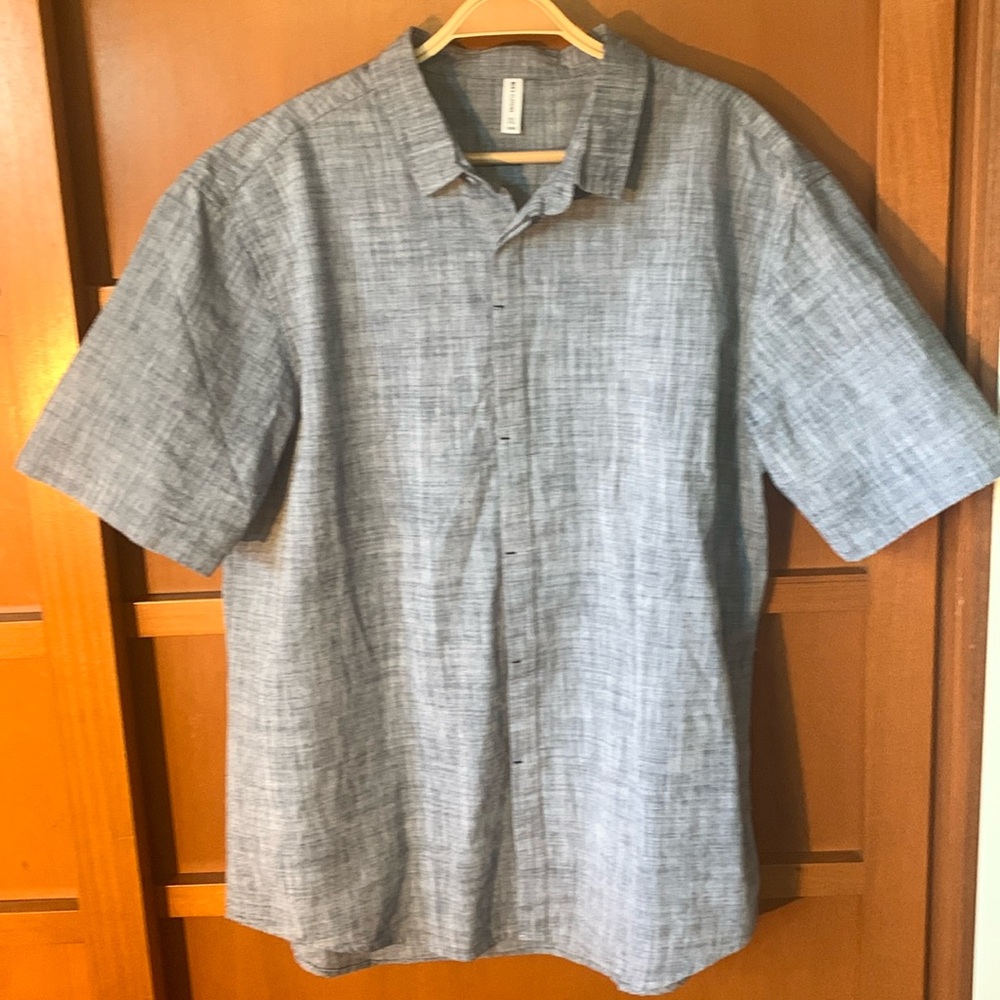 Men’s Clothing Blue chambray short sleeve shirt